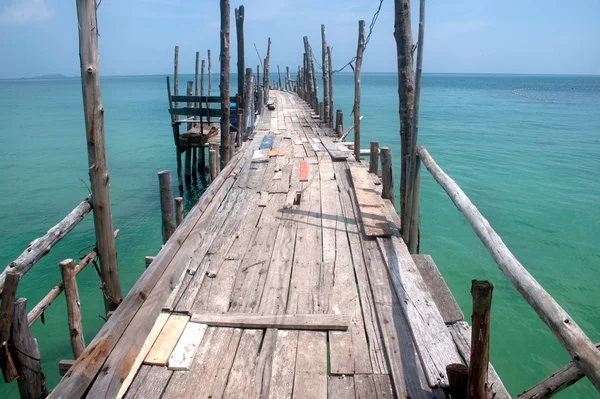 Traditional wooden bridge on the beach. — Stock Photo, Image