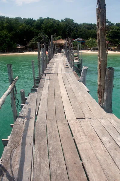 Ponte tradizionale in legno sulla spiaggia . — Foto Stock
