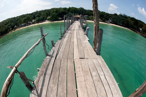 Traditionelle Holzbrücke am Strand. — Stockfoto