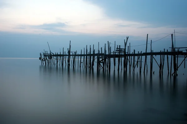 传统的木桥，在早晨的海滩上. — 图库照片