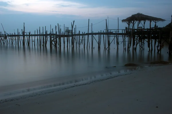 Traditional wooden bridge on the beach in the morning. — Stock Photo, Image