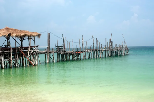 Традиционный деревянный мост на пляже . — стоковое фото