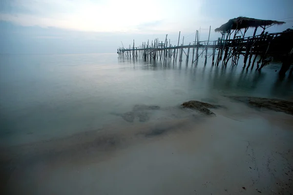 Ponte de madeira tradicional na praia pela manhã . — Fotografia de Stock
