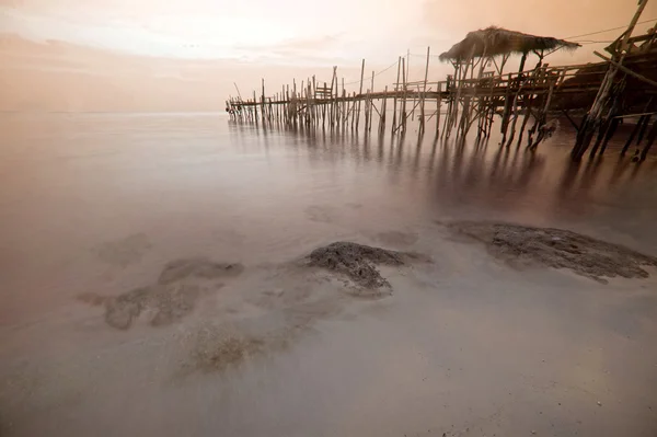 Pont traditionnel en bois sur la plage le matin . — Photo