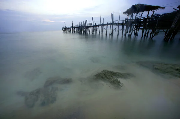 Puente de madera tradicional en la playa por la mañana . —  Fotos de Stock