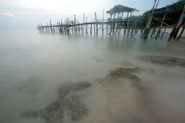 Традиционный деревянный мост на пляже утром . — стоковое фото