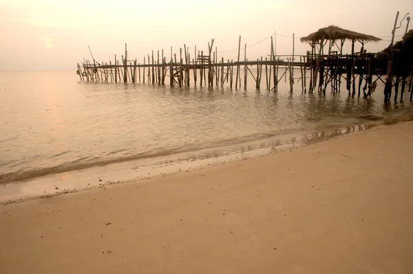 Silhouette of traditional wooden bridge on the beach. — Stock Photo, Image