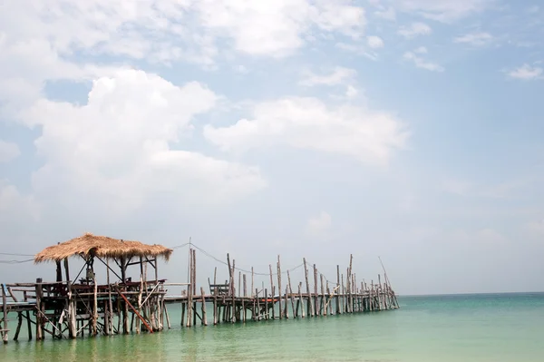 Pont traditionnel en bois sur la plage . — Photo