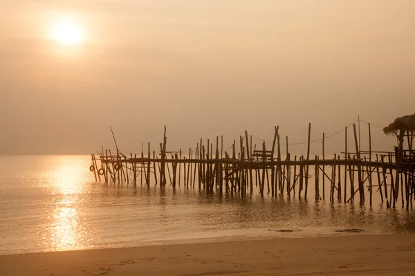 Silhueta de ponte de madeira tradicional na praia . — Fotografia de Stock