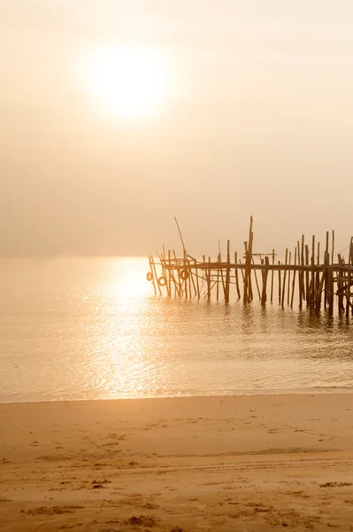 Silueta de puente de madera tradicional en la playa . —  Fotos de Stock