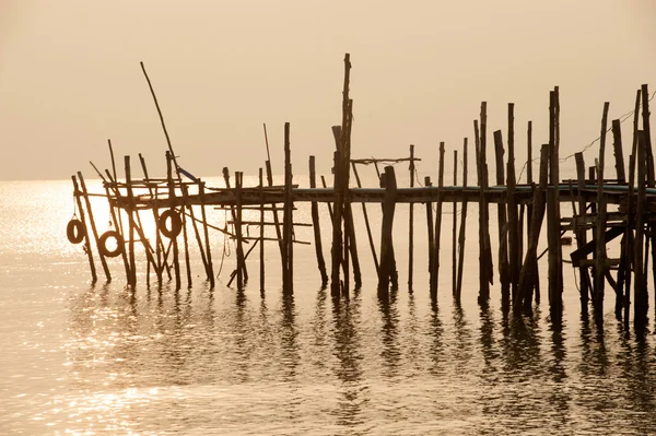 Silhouette de pont traditionnel en bois sur la plage . — Photo