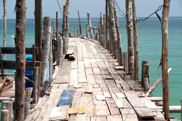 Ponte de madeira tradicional na praia . — Fotografia de Stock