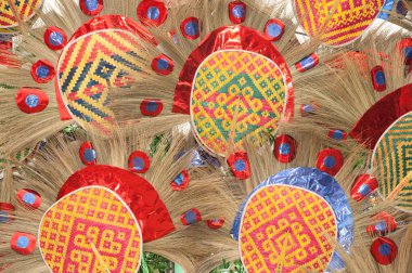 Renkli geleneksel fan doku gösterisi .