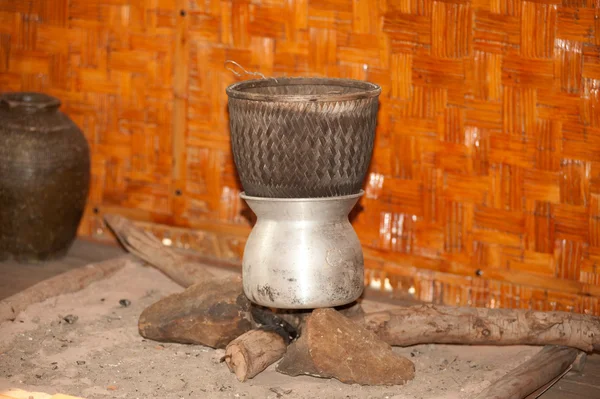 Fogão antigo para cozinhar arroz no nordeste da Tailândia  . — Fotografia de Stock