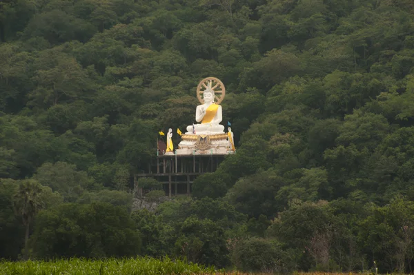 Utomhus vit Buddha på berg. — Stockfoto