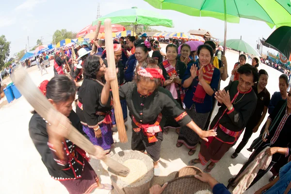 Phutai minoria mulher batendo arroz . — Fotografia de Stock