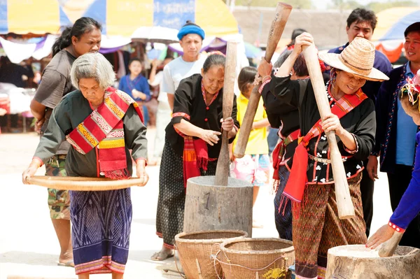 Phutai minoría mujer golpeando arroz . —  Fotos de Stock