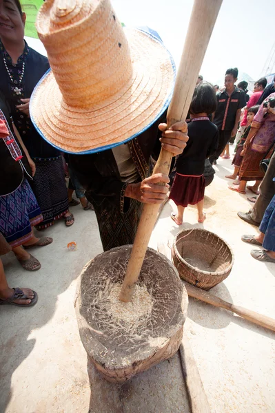 Phutai minoría mujer golpeando arroz . —  Fotos de Stock