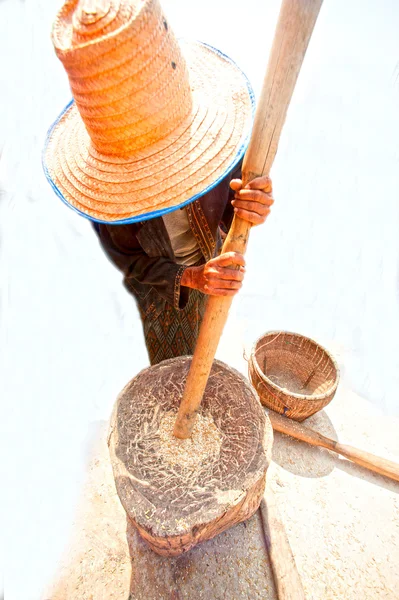 Phutai minority woman pounding rice. — Stock Photo, Image