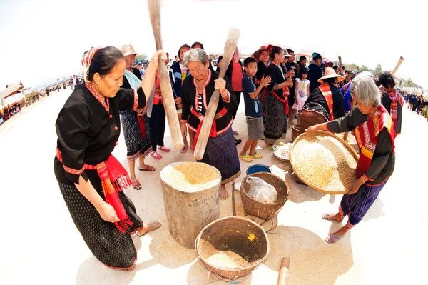 Frau der Phutai-Minderheit hämmert Reis. — Stockfoto