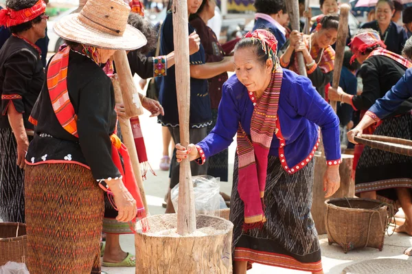 Phutai minoria mulher batendo arroz . — Fotografia de Stock