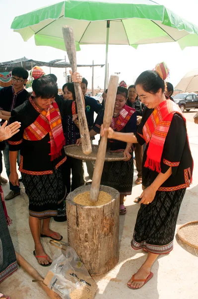 Phutai azınlık kadın pirinç dövme. — Stok fotoğraf