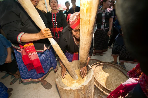 Phutai μειονότητα γυναίκα χτυπάει το ρύζι. — Φωτογραφία Αρχείου