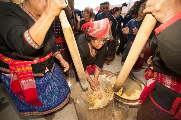 Phutai azınlık kadın pirinç dövme. — Stok fotoğraf