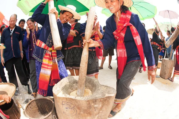 Phutai minoría mujer golpeando arroz . —  Fotos de Stock