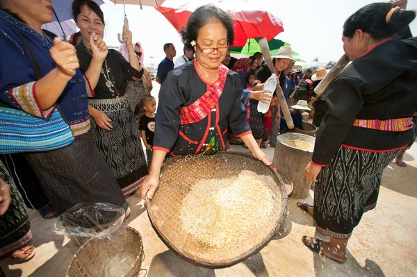 Phutai minoría mujer aventando arroz. —  Fotos de Stock