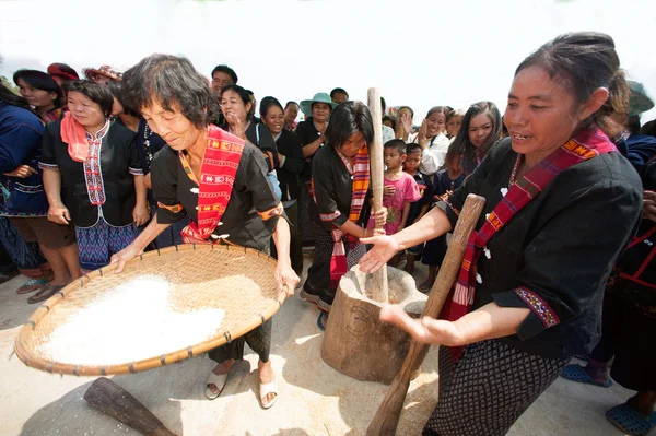 Phutai minoría mujer aventando arroz. —  Fotos de Stock