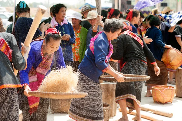 Phutai minoría mujer aventando arroz. — Foto de Stock