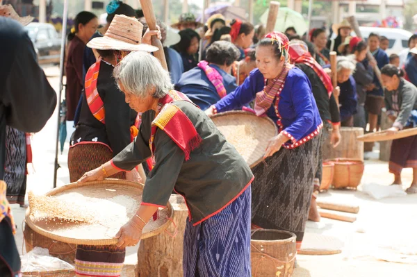 Phutai Minorité Femme Winnowing Riz . — Photo