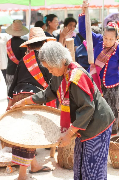 Phutai minoría mujer aventando arroz. —  Fotos de Stock