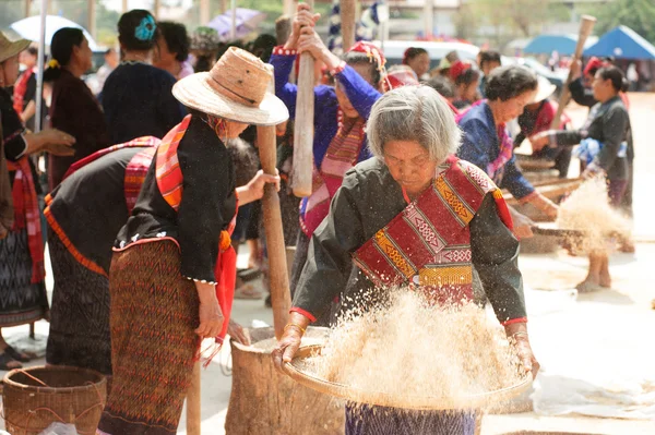 Phutai azınlık kadın harmanlayarak pirinç. — Stok fotoğraf