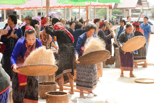 Phutai azınlık kadın harmanlayarak pirinç.