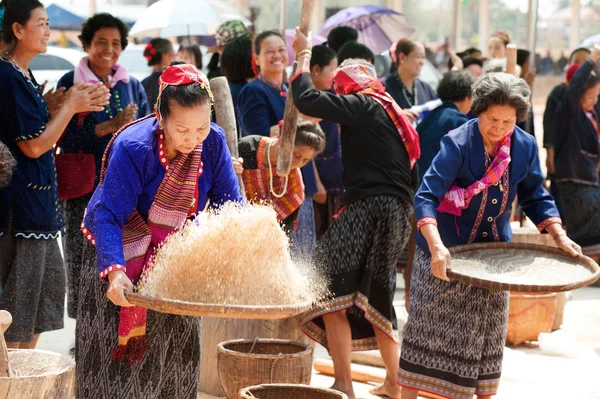 Phutai azınlık kadın harmanlayarak pirinç. — Stok fotoğraf