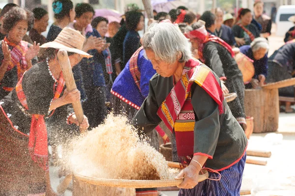 Phutai-Minderheitenfrau, die Reis verarbeitet. — Stockfoto