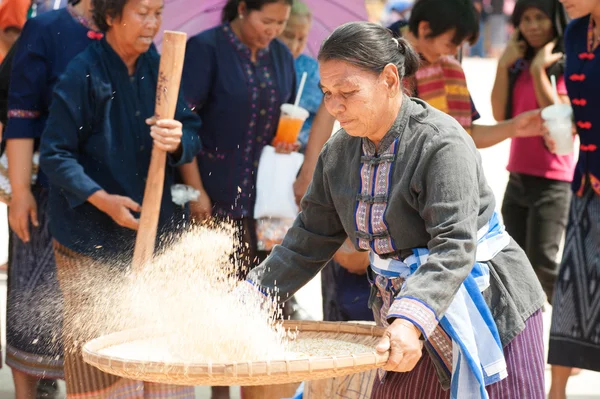 Phutai azınlık kadın harmanlayarak pirinç. — Stok fotoğraf