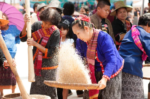Phutai-Minderheitenfrau, die Reis verarbeitet. — Stockfoto