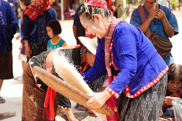 Phutai minoría mujer aventando arroz. — Foto de Stock