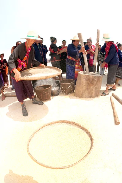 Phutai-Minderheitenfrau, die Reis verarbeitet. — Stockfoto