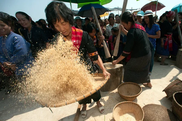 Phutai azınlık kadın harmanlayarak pirinç. — Stok fotoğraf