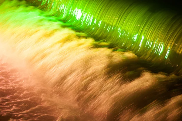Barevné světlo vodopádu . — Stock fotografie