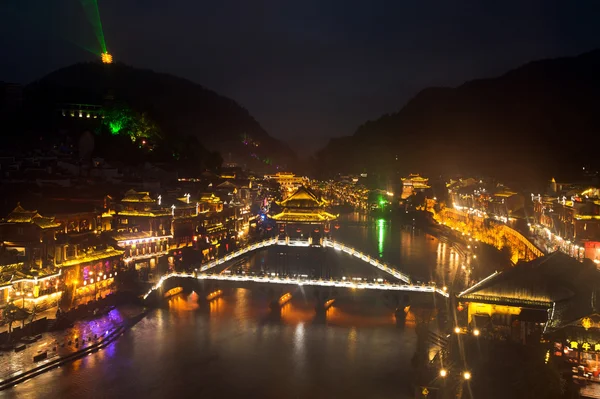 Nachtlandschaft der Phönixstadt (fenghuang antike Stadt ). — Stockfoto