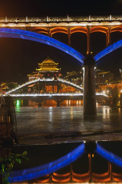 Nachtlandschaft der Phönixstadt (fenghuang antike Stadt ). — Stockfoto