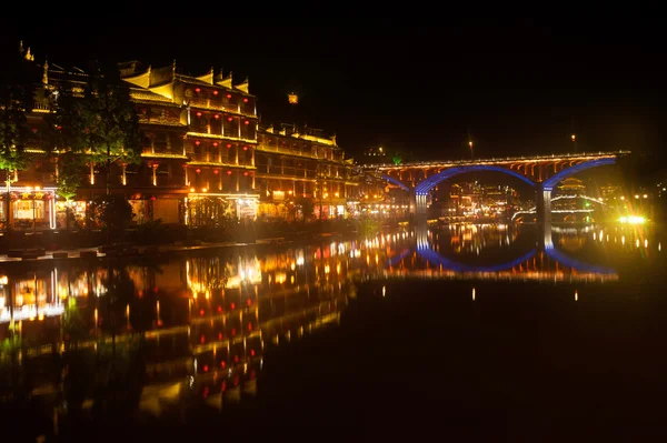 Nachtlandschaft der Phönixstadt (fenghuang antike Stadt ). — Stockfoto