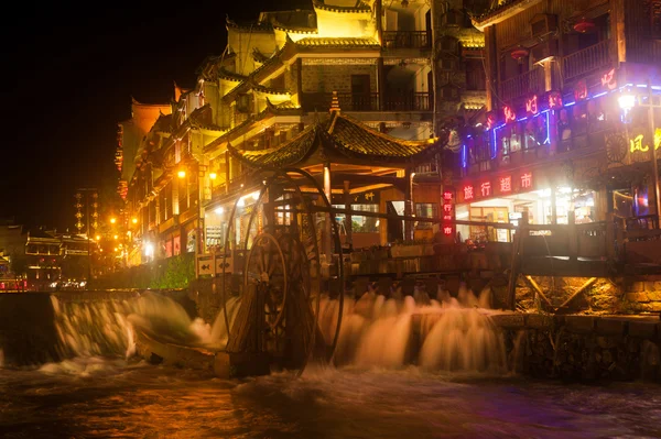 Nachtlandschaft der Phönixstadt (fenghuang antike Stadt ). — Stockfoto