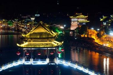 Phoenix şehrinin gece manzarası ( Fenghuang antik kenti ).