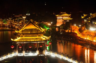 Phoenix şehrinin gece manzarası ( Fenghuang antik kenti ).